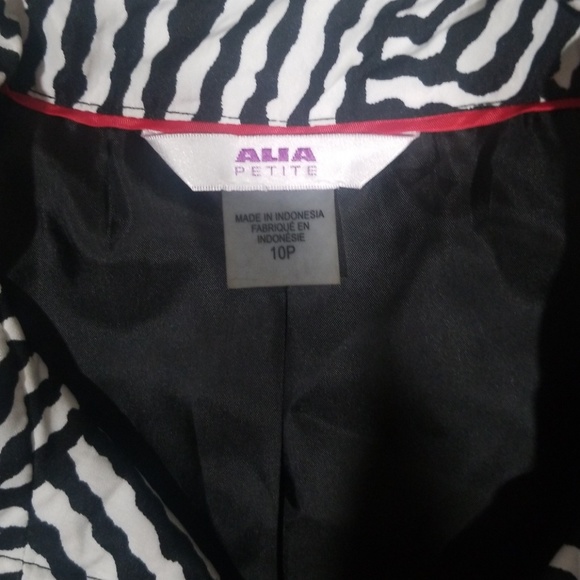 Alia pattern zebra zipper up vest. Size 10P - Picture 7 of 8